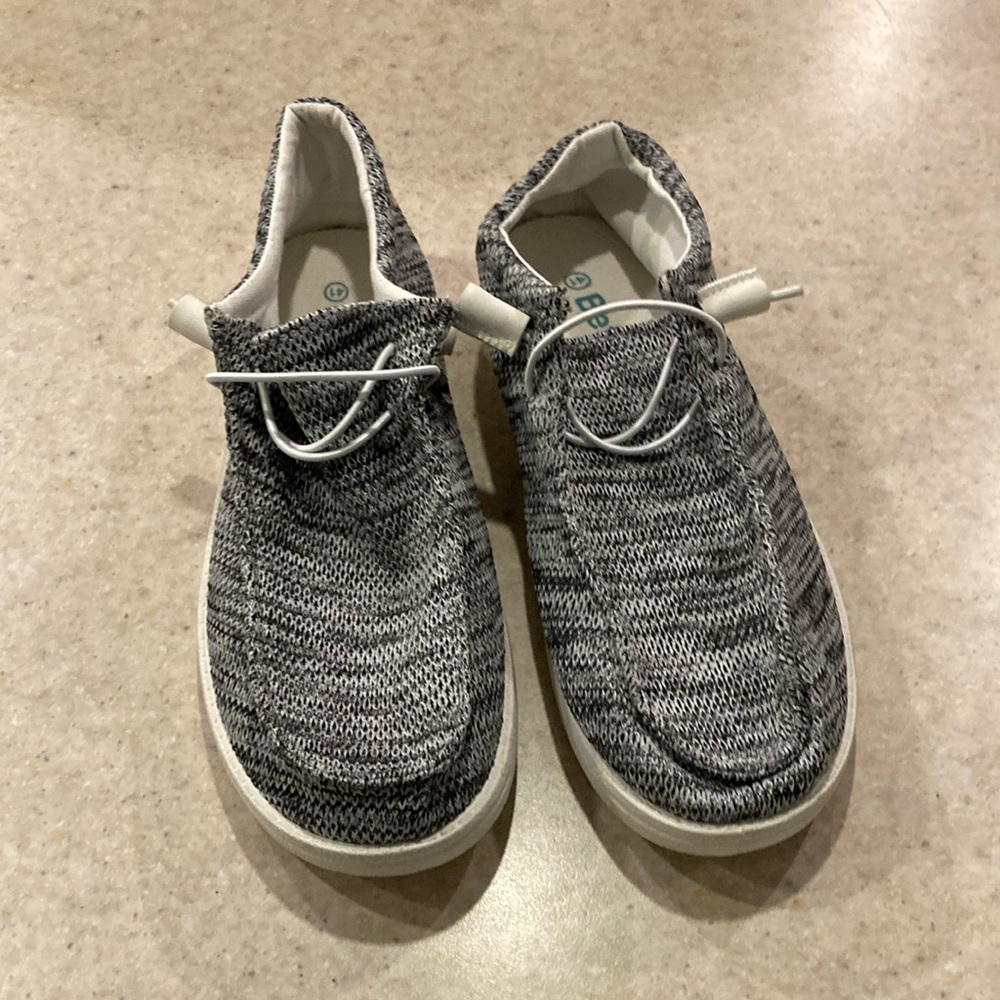 Women’s Size 11 Betrue shoe.